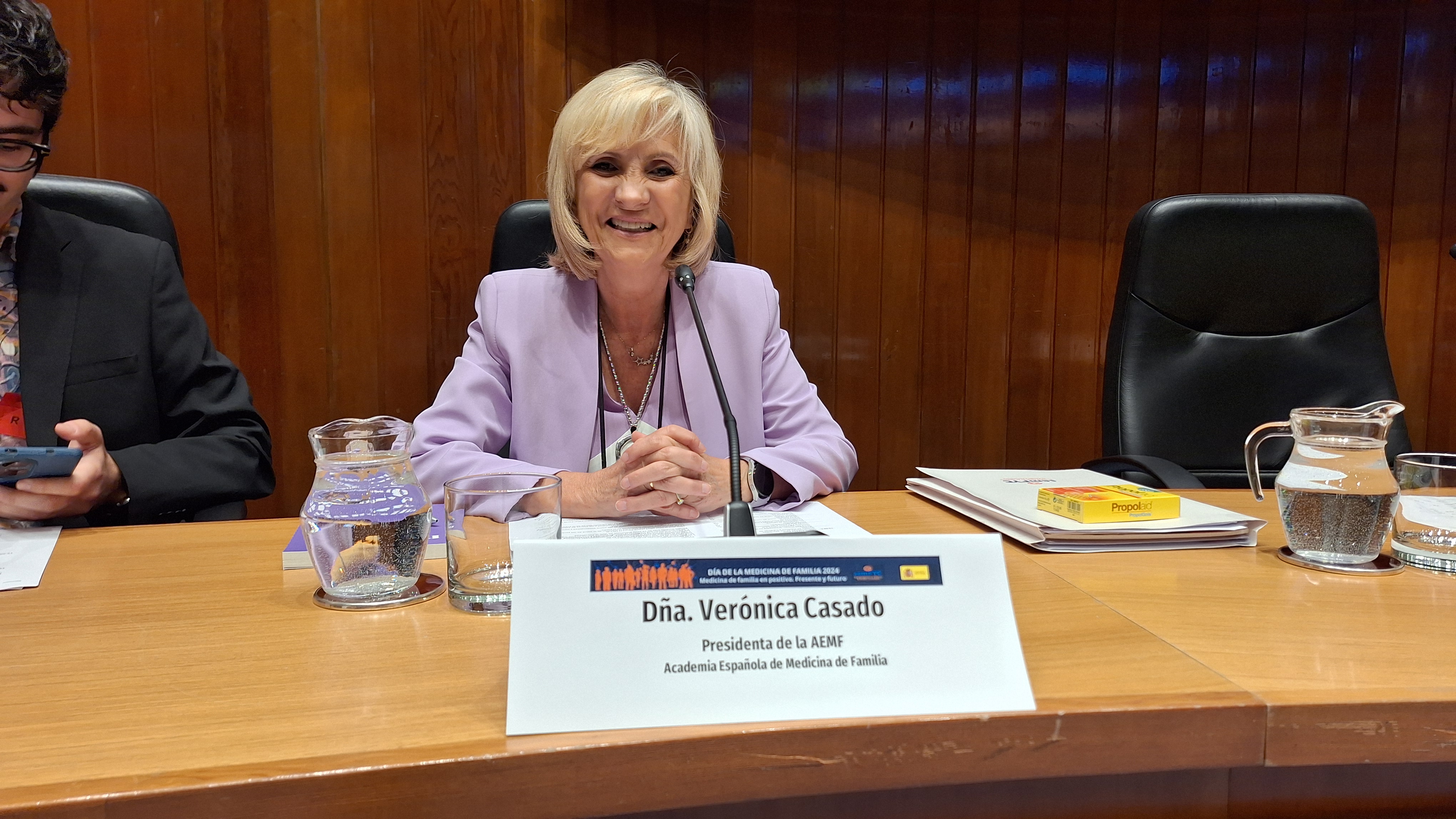 Verónica Casado, presidenta de AMFE, entre las personas intervinientes.